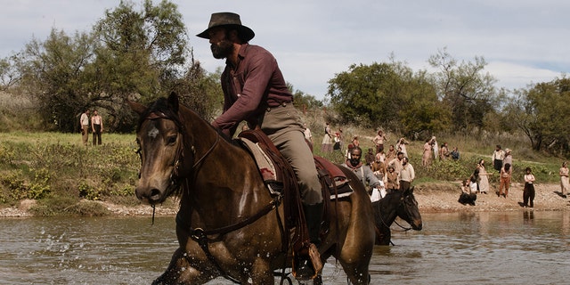 Tim McGraw reitet auf einem Pferd auf einem See