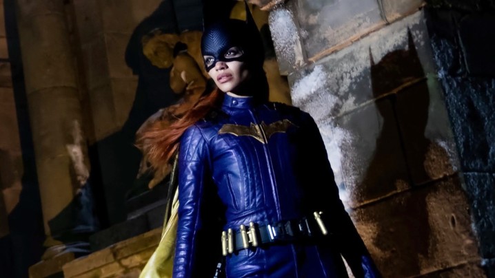 Leslie Grace posiert als Batgirl in „Batgirl“.