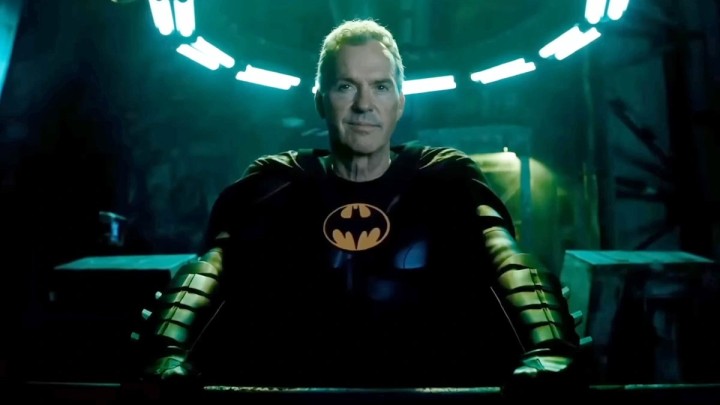 Michael Keaton als Batman mit abgenommener Maske in The Flash.