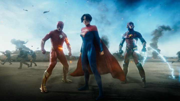 Supergirl mit beiden Versionen des Flash.