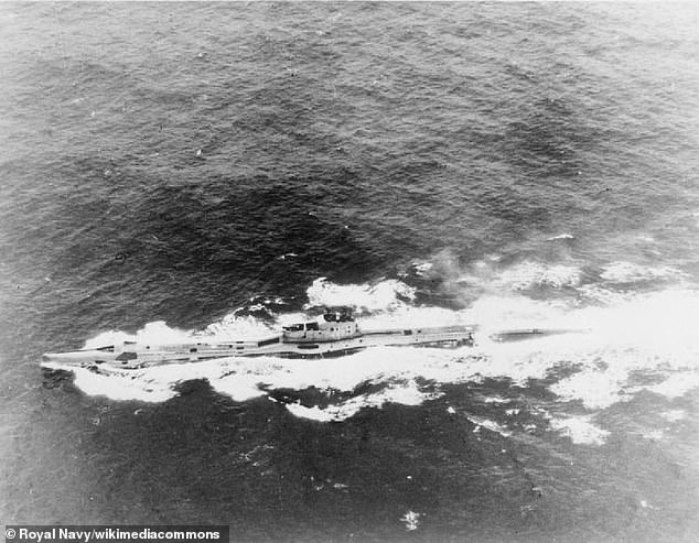 Das britische U-Boot der T-Klasse HMS Triumph (N18) ist nach dem Wiederaufbau unterwegs.  Sie lief am 16. Februar 1938 vom Stapel und wurde am 2. Mai 1939 in die Royal Navy aufgenommen
