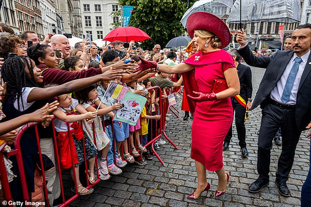 Königin Maxima strahlte, als sie die Innenstadt besuchte und von königlichen Fans begrüßt wurde