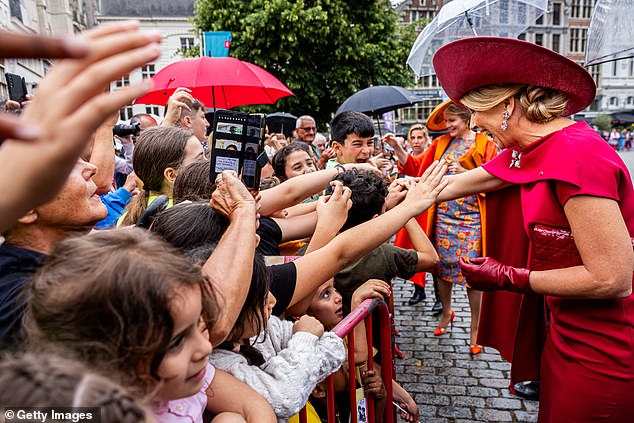 Die Königin wurde von schreienden königlichen Fans empfangen, die sich sehr darauf freuten, sie in der belgischen Stadt zu sehen