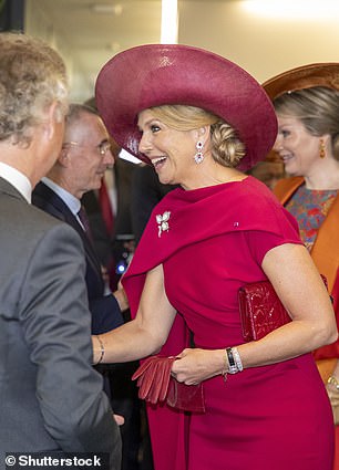 Die Königin sah auffällig rot aus, als sie mit der belgischen Königin Malthide die Chipfabrik besuchte
