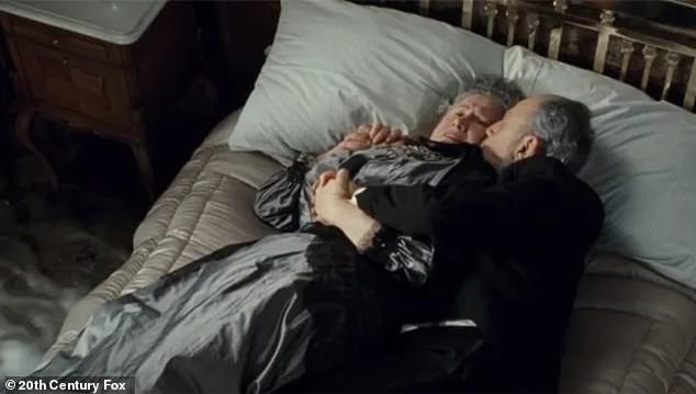 Isidor und Ida Straus liegen im Film von 1997 auf einem Bett, während das Wasser steigt
