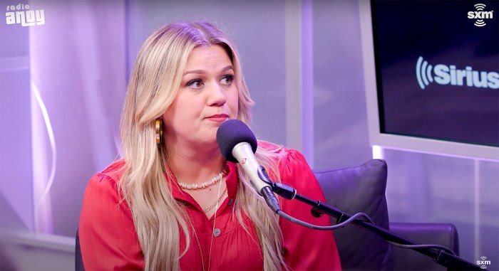 Kelly Clarkson behauptet, Scooter Braun sei beleidigt gewesen, als sie das Genie Taylor Swift dazu ermutigte, ihr Album 3 neu aufzunehmen