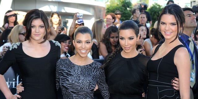 Kylie Jenner, Kourtney Kardashian, Kim Kardashian und Kendall Jenner posieren gemeinsam auf dem roten Teppich
