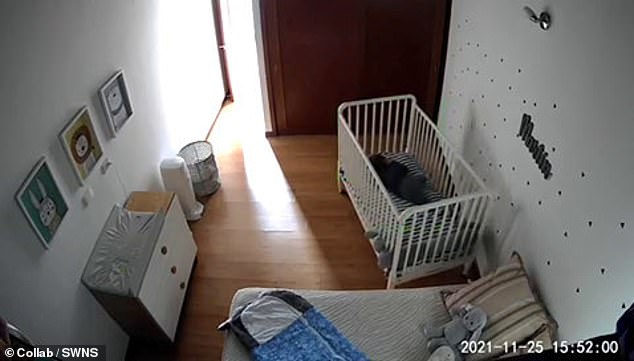 Ganz allein in seinem Kinderzimmer legt sich der Junge mit dem Gesicht nach unten auf die Matratze und lenkt mit seinen Bauchmuskeln das Kinderbett in Richtung Bett