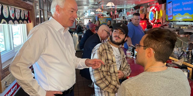 Asa Hutchinson im Red Arrow Diner in Manchester, New Hampshire