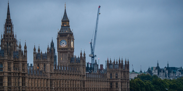 Das Foto zeigt die Houses of Parliament vor dunklem Himmel