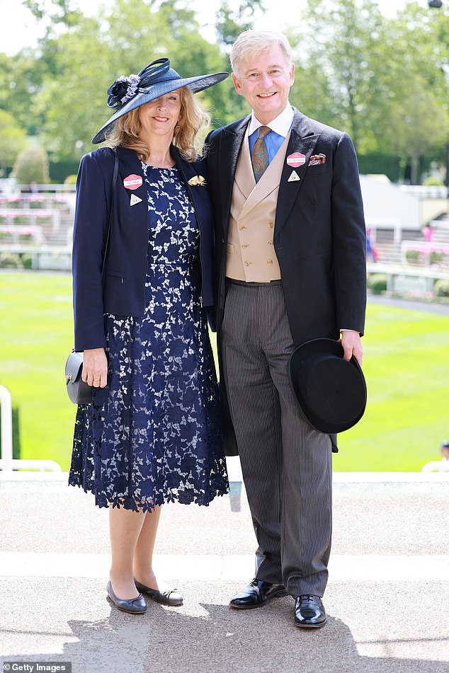 Sir Clive Alderton und seine Frau Lady Alderton, Privatsekretärin von König Charles III. und Königin Camilla, nahmen ebenfalls am Rennspaß teil