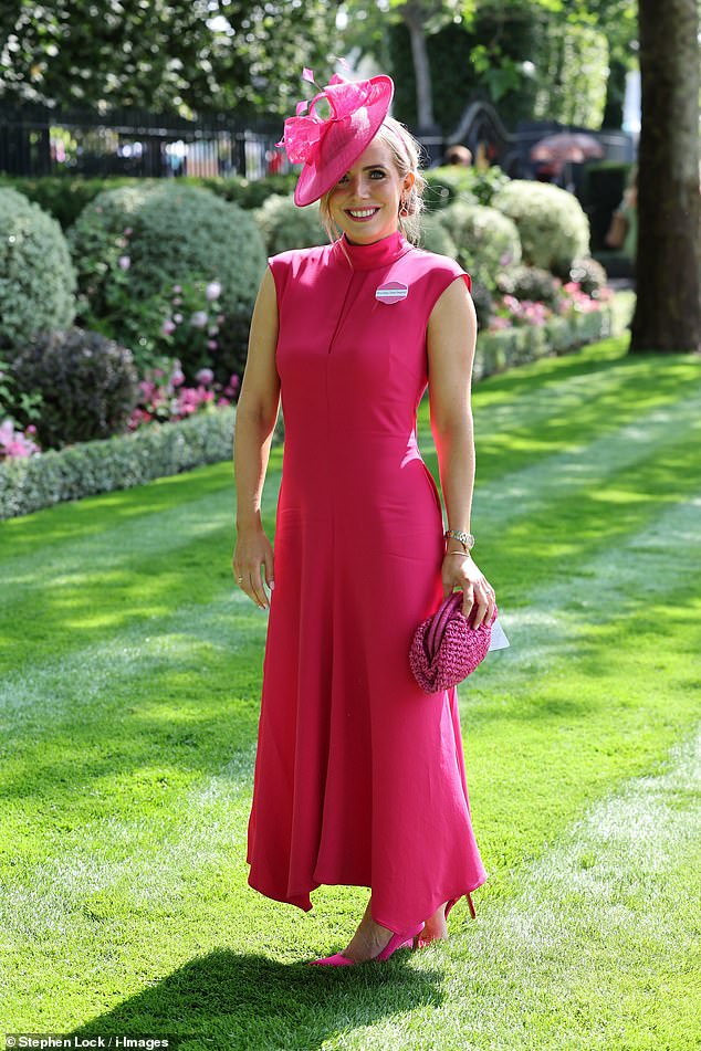 Im Rosa!  Eine Frau entschied sich für ein atemberaubendes, farbenfrohes Kleid, als sie vor dem Ladies Day zur Veranstaltung in Berkshire kam