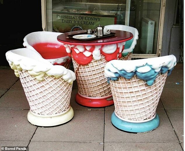 Diese skurrilen Stühle und Tische für Eistüten in Wales, Großbritannien, wurden vor Parisellas Eisdiele gesichtet