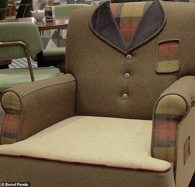 Schlau!  Ein weiterer Stuhl, der in einem Restaurant an einem unbekannten Ort entdeckt wurde, sieht fast zu schick aus, um darauf Platz zu nehmen