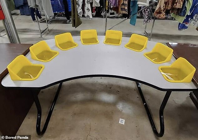 Liebenswert!  Dieser intelligente Tisch sieht aus, als wäre er für eine Diskussionsrunde mit Kleinkindern entworfen worden (im Bild).