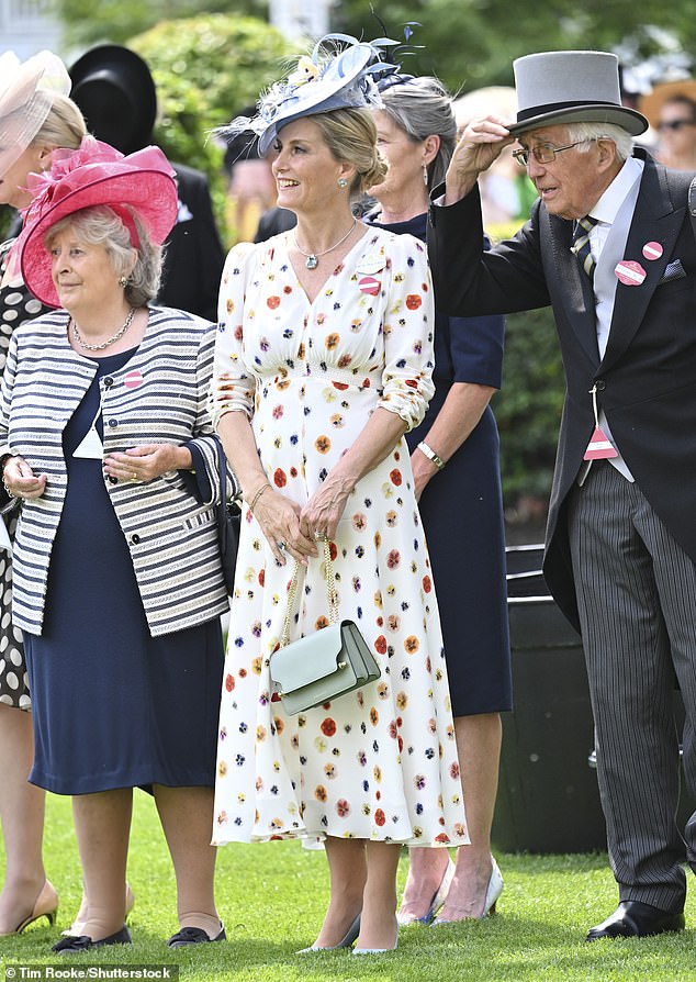 Die Herzogin von Edinburgh kombinierte ihr Blumenkleid mit einer hellblauen Tasche, weißen Absätzen und einem blauen Kopfschmuck