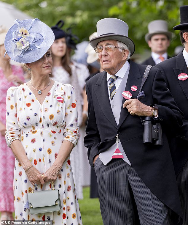 Die Herzogin von Edinburgh präsentierte sich bei ihrer Ankunft im Royal Ascot heute mühelos elegant in einem Blumenensemble