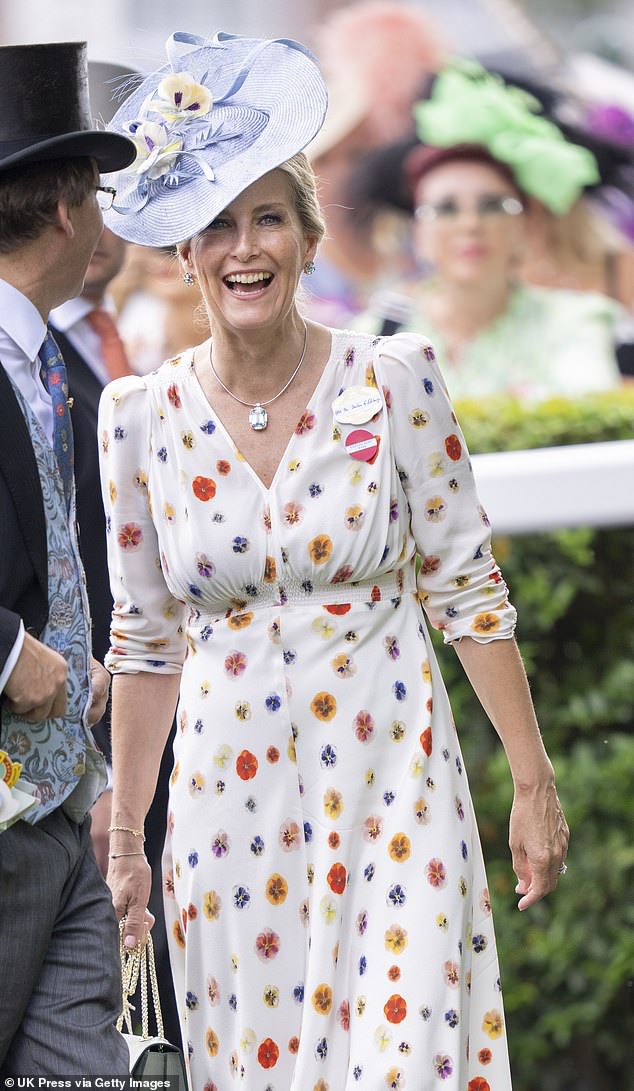 Die Herzogin trug einen glamourösen Statement-Hut für die Rennveranstaltung, an der sie heute zusammen mit ihrem Vater teilnahm