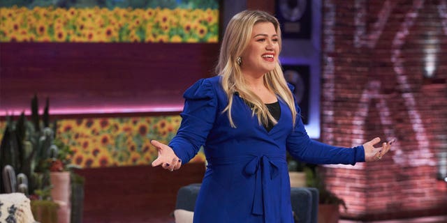 Kelly Clarkson trägt in ihrer Talkshow ein blaues Kleid