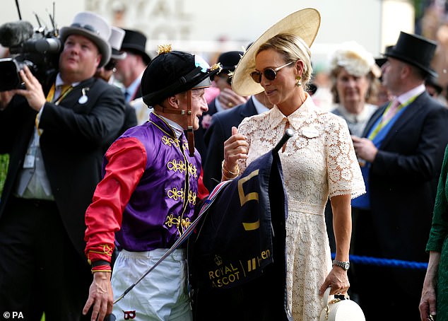 Zara plauderte heftig mit dem Jockey, während sie den dritten Tag des Royal Ascot in Berkshire genoss