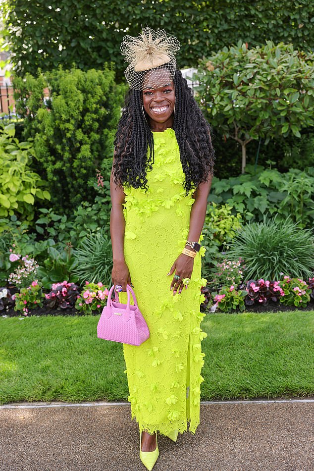 Nana Acheampong erregte Aufmerksamkeit in leuchtenden Farben und trug eine gewebte Paris-Tasche von Aspinal of London
