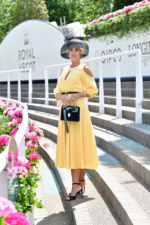 Kate Ozerov sah in Gelb umwerfend aus und trug eine stilvolle Midi-Mayfair-Tasche von Aspinal of London