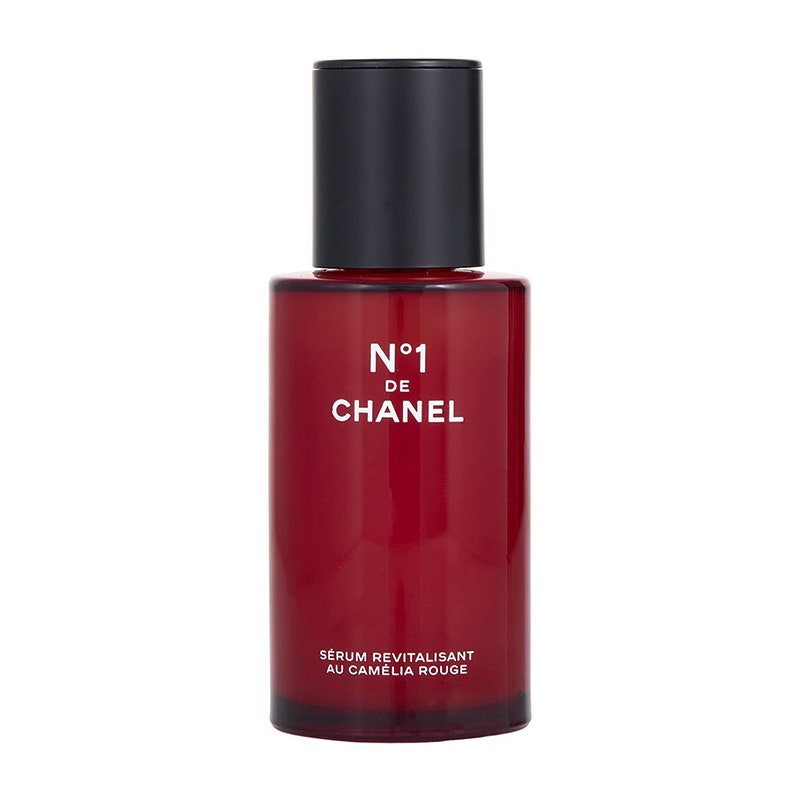Eine rote Flasche des No. 1 de Chanel Revitalizing Serum auf weißem Hintergrund