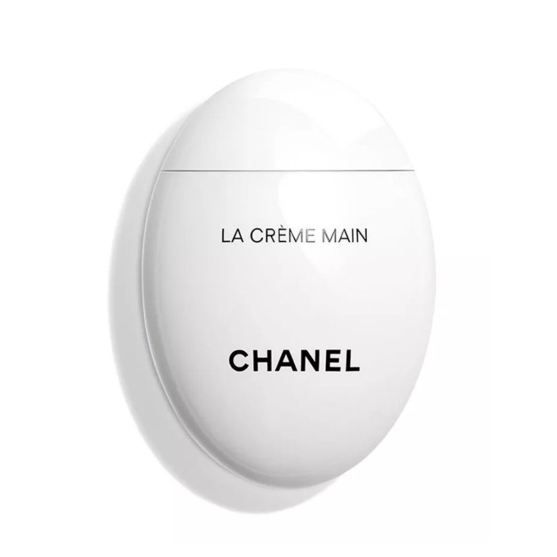 Eine weiße eiförmige Flasche des Chanel La Crème Main auf weißem Hintergrund