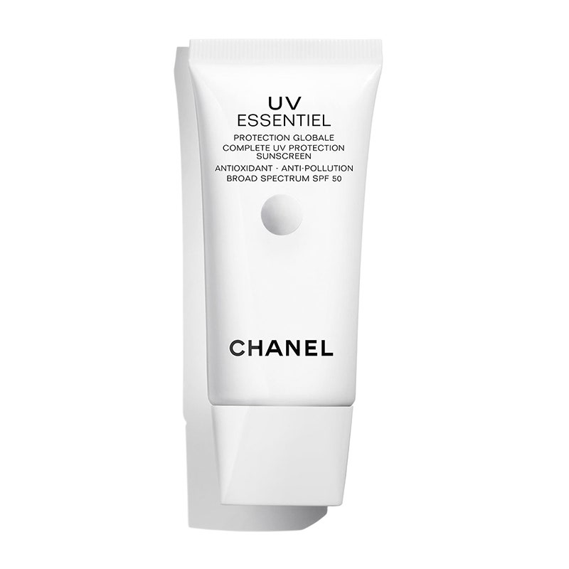 Eine weiße Tube Chanel UV Essentiel SPF 50 auf weißem Hintergrund