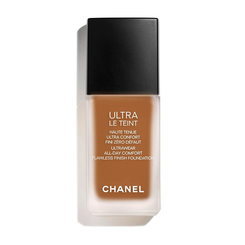 Eine quadratische Glaspumpflasche der Chanel Ultra Le Teint Make-up-Foundation auf weißem Hintergrund