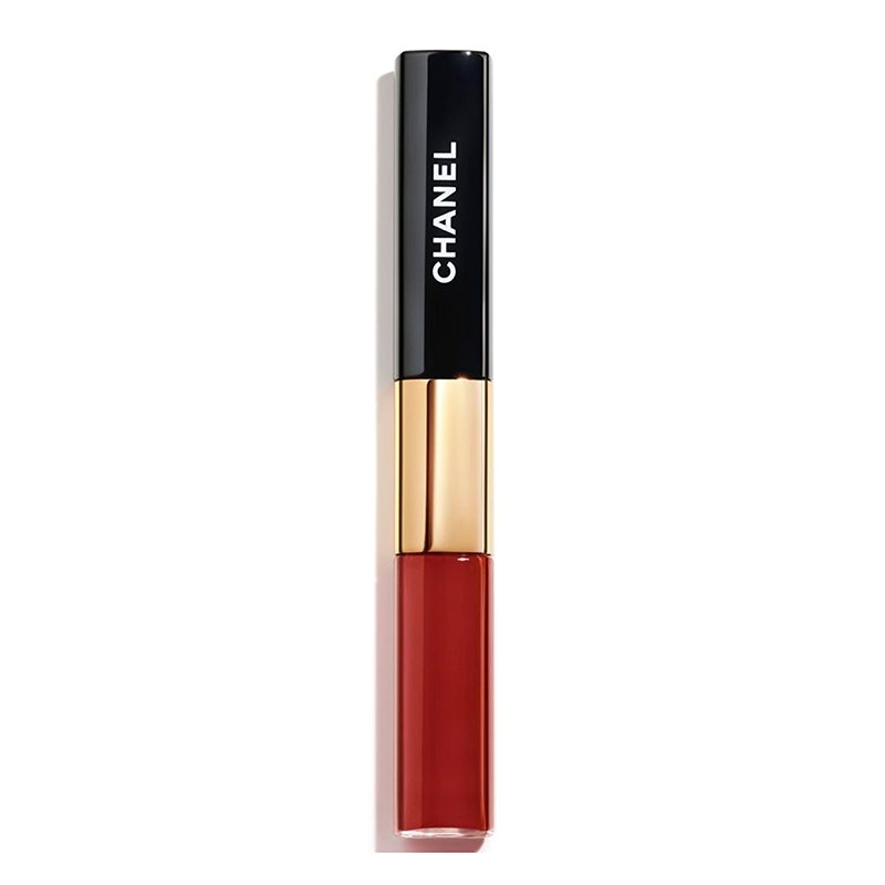 Eine flüssige Lippenstifttube mit zwei Enden des Chanel Le Rouge Duo Ultra Tenue im echten Rotton Burning Red auf weißem Hintergrund