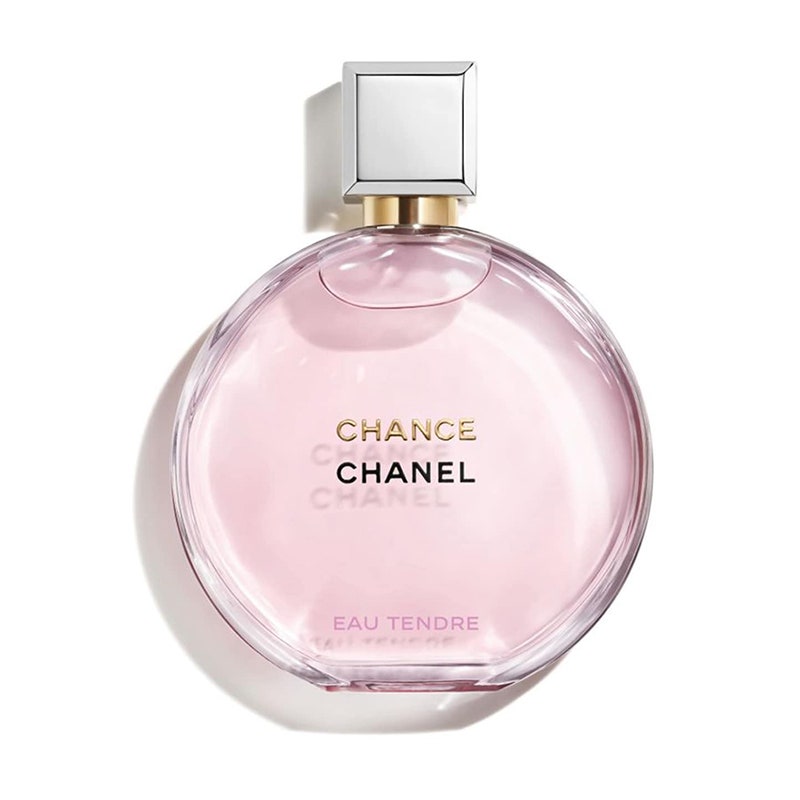 Eine runde Parfümflasche des Chanel Chance Eau Tendre Eau de Parfum auf weißem Hintergrund