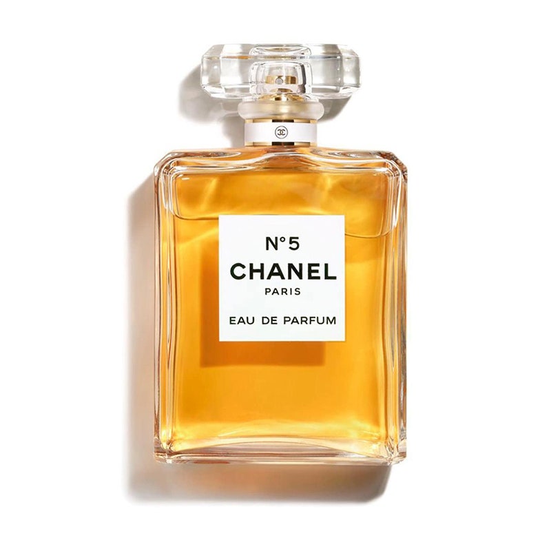 Eine quadratische Glasparfümflasche des Chanel No. 5 Eau de Parfum auf weißem Hintergrund