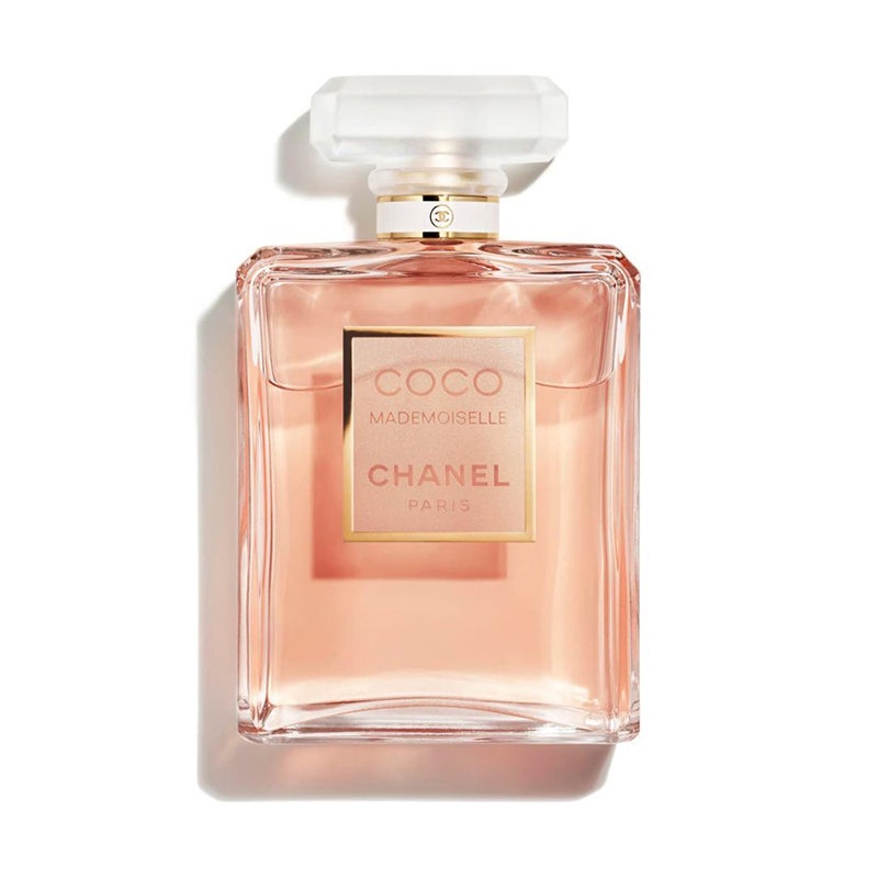 Eine quadratische Parfümflasche des Chanel Coco Mademoiselle Eau de Parfum auf weißem Hintergrund