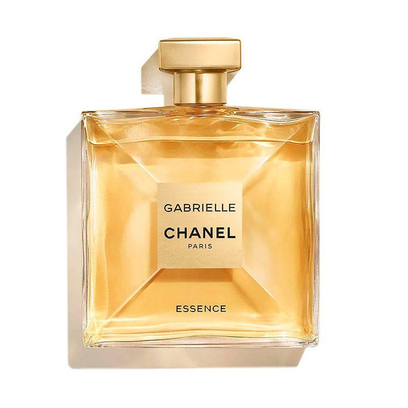 Eine goldene quadratische Parfümflasche des Gabrielle Chanel Essence Eau de Parfum auf weißem Hintergrund