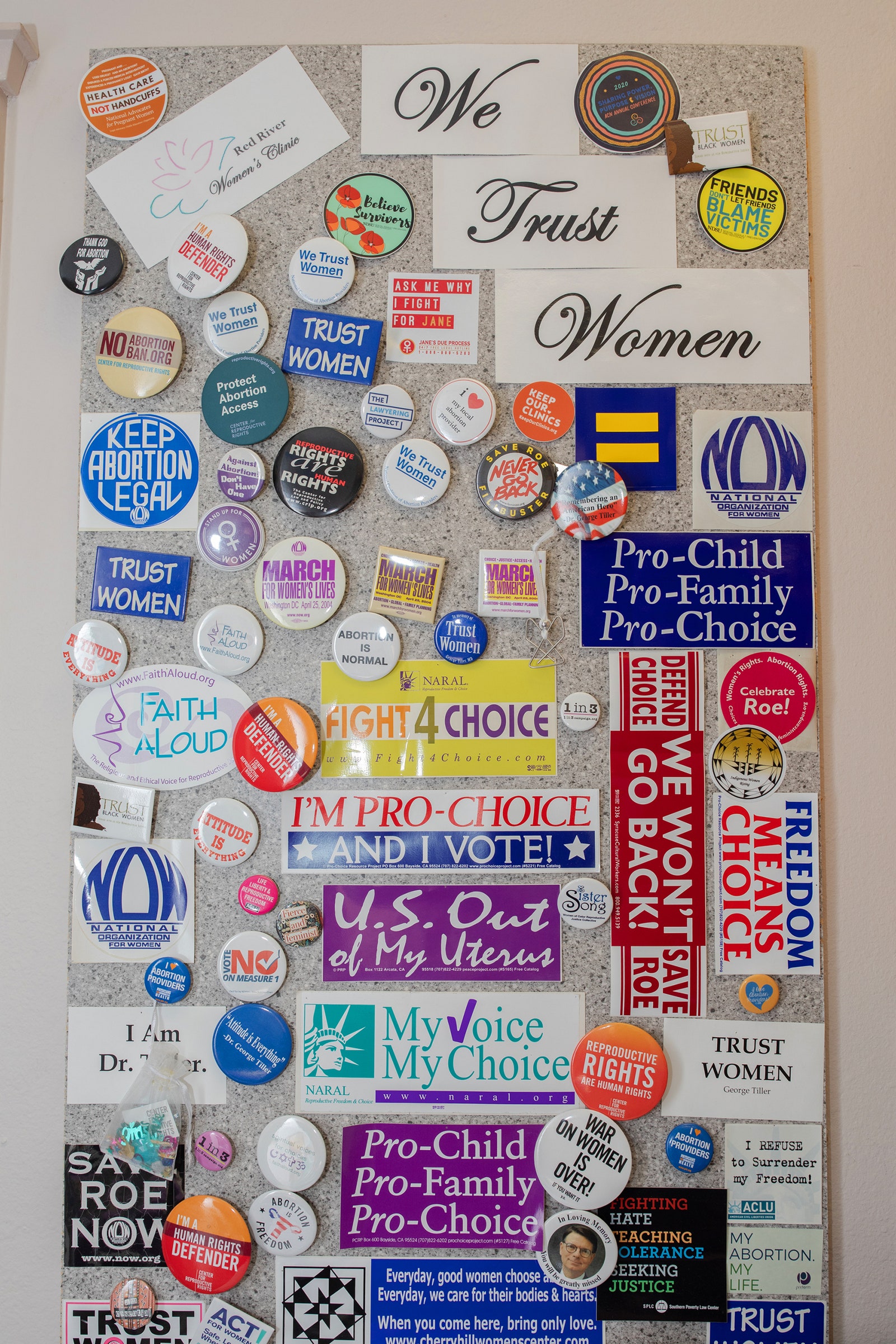 A cork board filled with prochoice messages.