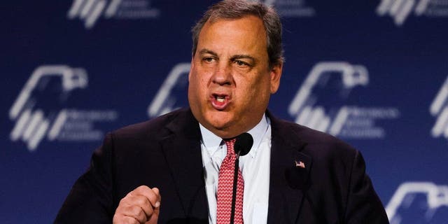 Der ehemalige Gouverneur von New Jersey, Christie, am Mikrofon