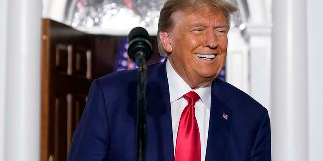 Der ehemalige Präsident Donald Trump lächelt