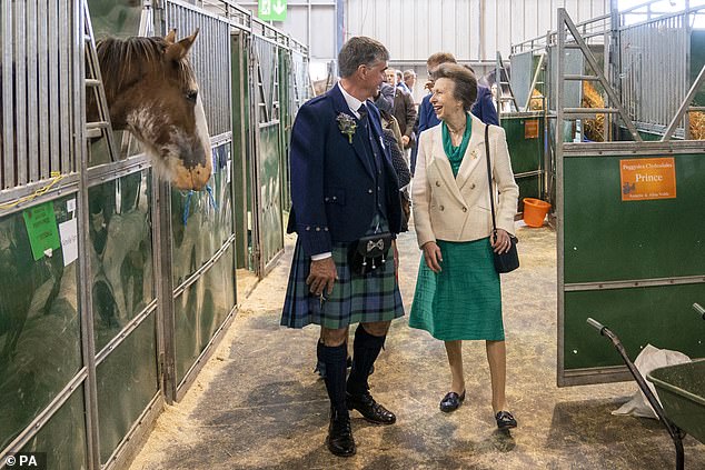 Trotz einiger arbeitsreicher Tage schien die Princess Royal in bester Stimmung zu sein und lachte mit dem Personal der Veranstaltung