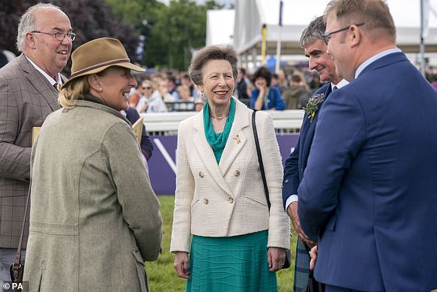 Die Königin trug ein türkisfarbenes Kleid, als sie sich heute in Edinburgh mit Ausstellern im Viehring traf