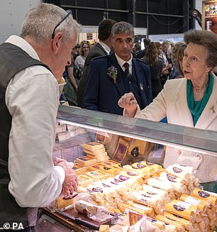 Sie genoss einen Besuch in der Lebensmittelhalle, wo sie einige Käsesorten probierte und sich mit den Verkäufern unterhielt