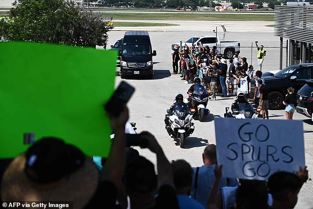 Fans jubeln, als eine Wagenkolonne mit Wembanyama den internationalen Flughafen San Antonio verlässt