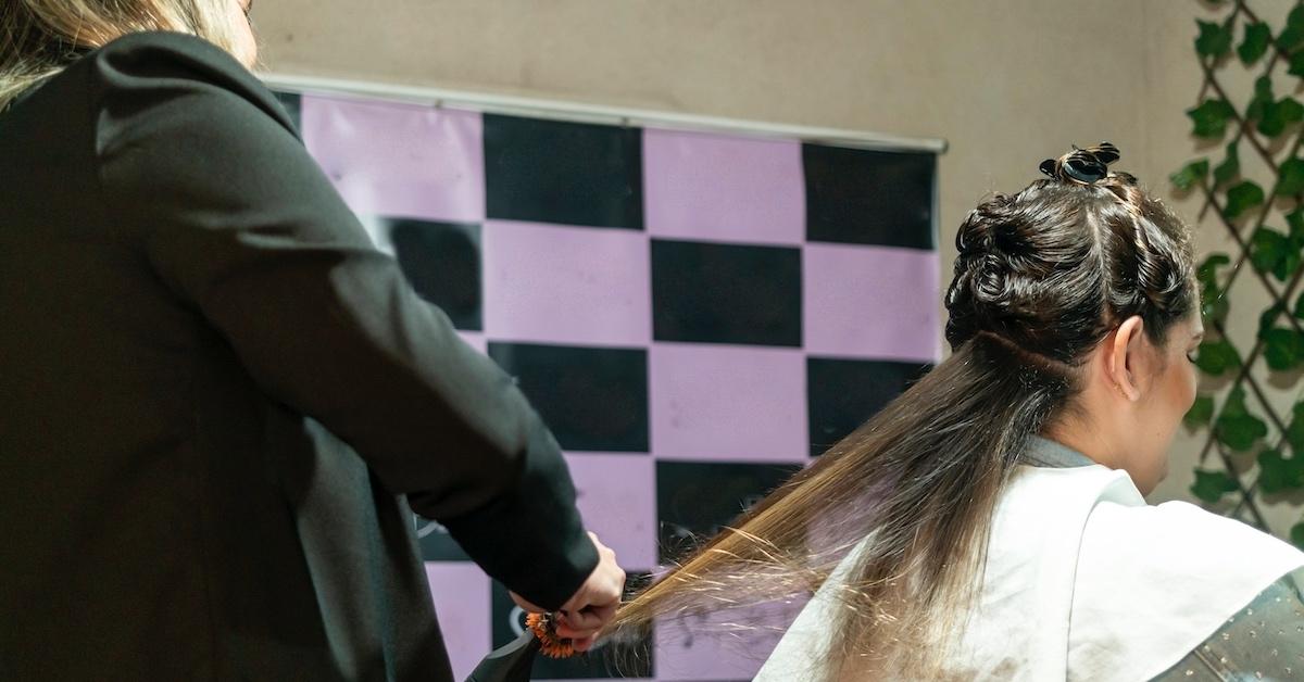 Ein Friseur, der an den Haaren eines Kunden arbeitet