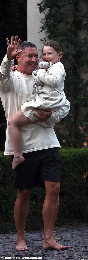 Am Freitag wurde Michael bezaubernd gesehen, wie er seine siebenjährige Tochter Kelsey Lee in seiner Einfahrt hielt, während er Jade zum Abschied winkte