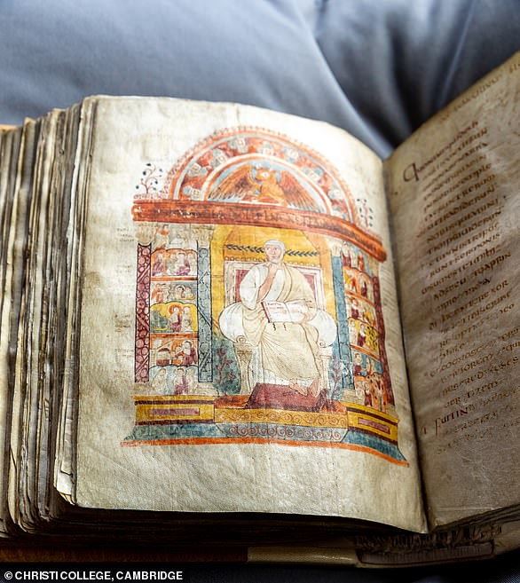 Die alten Augustinus-Evangelien aus dem sechsten Jahrhundert werden bei der Krönung des Königs vorgestellt.  Oben: Eine der Seiten des wunderschön illustrierten Manuskripts
