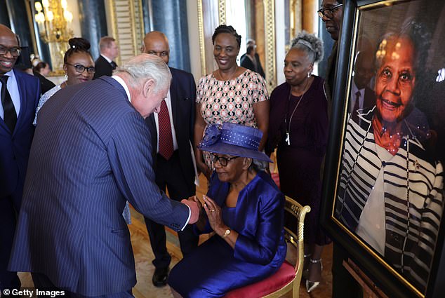 König Charles schüttelte Gilda Oliver Anfang dieser Woche bei einem Empfang anlässlich des 75. Jahrestages der Ankunft der HMT Empire Windrush im Buckingham Palace die Hand