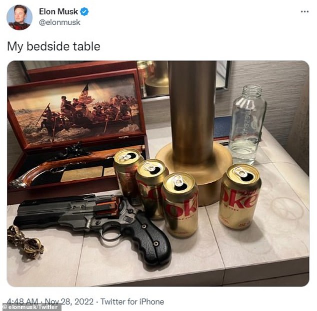 Auf Musks Nachttisch standen außerdem eine halbleere Wasserflasche, vier koffeinfreie Cola-Dosen und nicht nur eine, sondern zwei Nachbildungen von Waffen