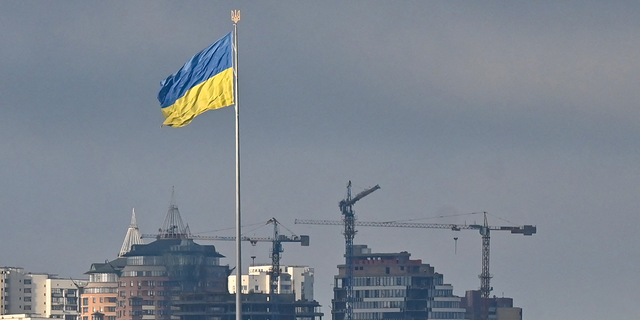 In Kiew weht die größte Nationalflagge der Ukraine