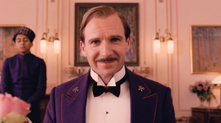 Ralph Fiennes als M. Gustave im Grand Budapest Hotel