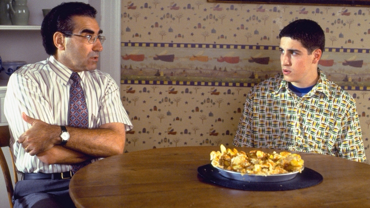 Ein Vater und ein Sohn sitzen im American Pie am Tisch.